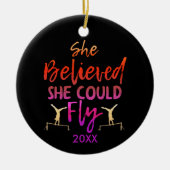体操の不均一なバー信じ – 彼女は飛ぶことができた セラミックオーナメント (正面)