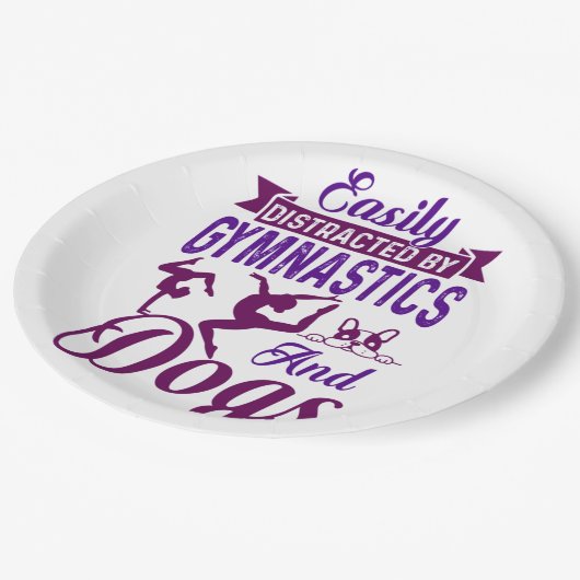 体操や犬に気を取られる ペーパープレート (アングル)