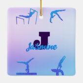 体操ガーリーブルーパープルモノグラムパーソナライズされた セラミックオーナメント (裏面)