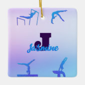 体操ガーリーブルーパープルモノグラムパーソナライズされた セラミックオーナメント (正面)