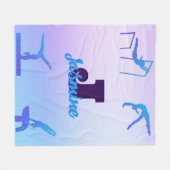 体操ガーリーブルーパープルモノグラムパーソナライズされた フリースブランケット (正面(横))