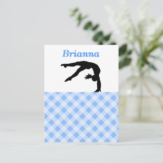 体操ガールブリスフルインパーソナライズされたブルー ポストカード (スタンド正面)