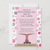 体操パーティー ダークヘアの女の子たち ピンクとグレー 招待状 (裏面)