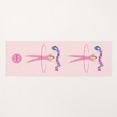 体操文字ピンクフラフーピングガールモノグラム ヨガマット (正面(横))