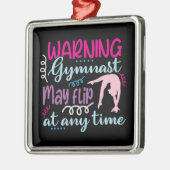 体操選手警告はいつでもフリップする可能性がある メタルオーナメント (左)