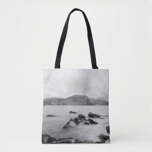 体水の近くの灰黒の山 トートバッグ (正面)