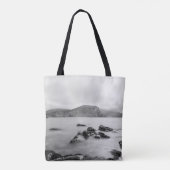 体水の近くの灰黒の山 トートバッグ (裏面)