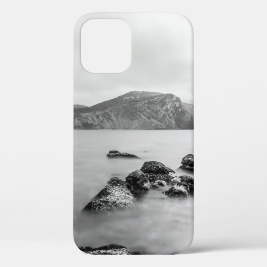 体水の近くの灰黒の山 Case-Mate iPhoneケース (裏面)