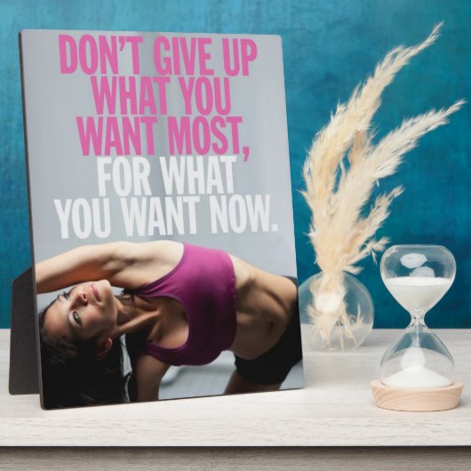 体育のモチベーション与えアップしない – 女性のトレーニング フォトプラーク (側面)