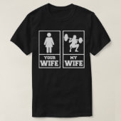 体育の妻あなたの妻は重量挙げボディービルド Tシャツ (デザイン正面)