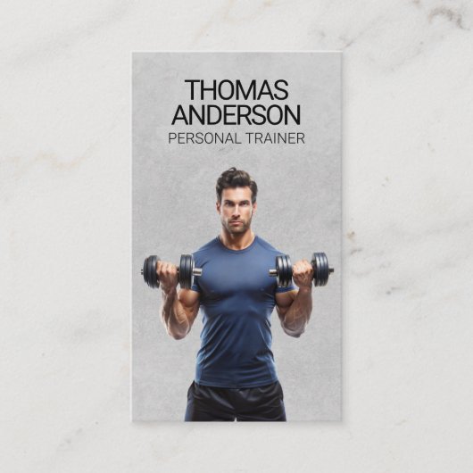 体重を持ち上げる筋肉質の男 | パーソナルトレーナー 名刺 (正面)