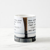 何かがうまくいかない時、ちょうど叫び声"プロットねじれ" コーヒーマグカップ (中央)