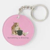 何かがピンクのアクリルのキーチェーンを醸造している キーホルダー (裏面)