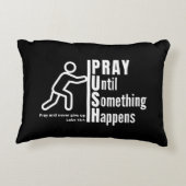 何かが祈起きるまで、キリスト教の祈りの言葉を押す アクセントクッション (裏面)