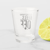 何かオフ感じに – Unsettled & Crypticメッセージ ショットグラス (裏面)