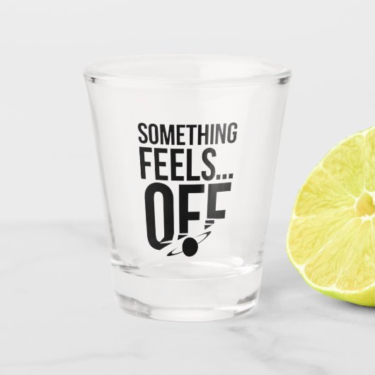 何かオフ感じに – Unsettled & Crypticメッセージ ショットグラス (正面)
