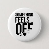何かオフ感じに – Unsettled & Crypticメッセージ 缶バッジ (正面)