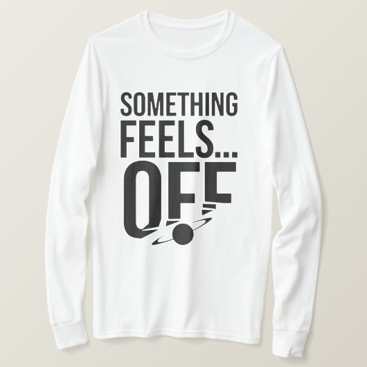 何かオフ感じに – Unsettled & Crypticメッセージ Tシャツ (デザイン正面)