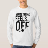 何かオフ感じに – Unsettled & Crypticメッセージ Tシャツ (正面)