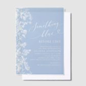 何かブルーホワイトワイルドフラワーブライダルシャワー ベラム紙招待状 (オフセット)