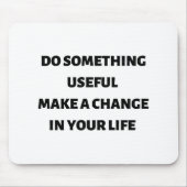 何か役に立つことは人生を変える マウスパッド (正面)