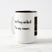 何か悪賢いコップ ツートーンマグカップ (正面左)