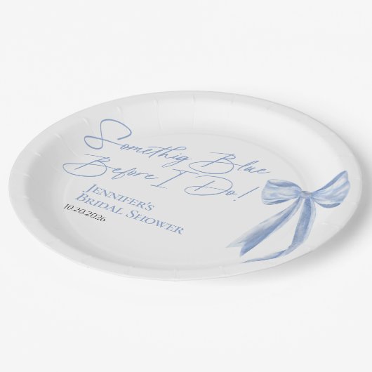 何か青いものが私の青い弓の結婚前のお祝いの前に ペーパープレート