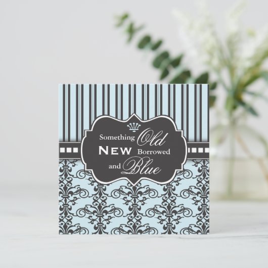 何か青いダマスク織及びストライプなブライダルシャワー 招待状 (スタンド正面)