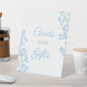 何か青いブライダルシャワーカードとギフト 台座サイン (インサイチュ)
