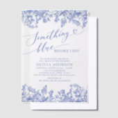 何か青い前にフローラブライダルシャワー ベラム紙招待状 (オフセット)