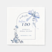 何か青い花の弓の結婚前のお祝い スタンダードカクテルナプキン (正面)