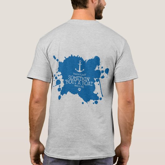 何か「一続きボートおよび犬のTシャツ Tシャツ (裏面)