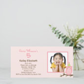 何だと思う？フォトバースデーパーティーの招待 – ピンク (スタンド正面)