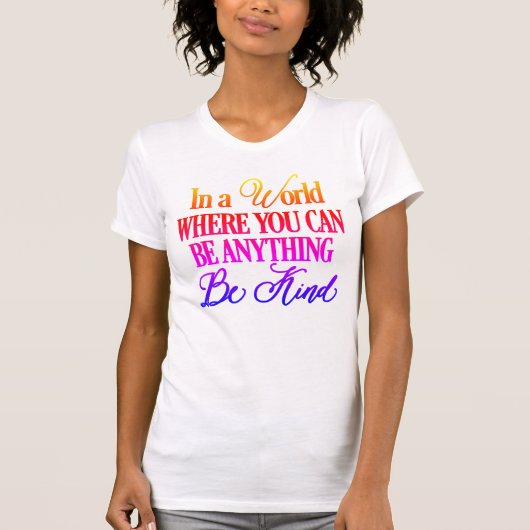 何でもできる世界で – 優しくしなさい Tシャツ (正面)