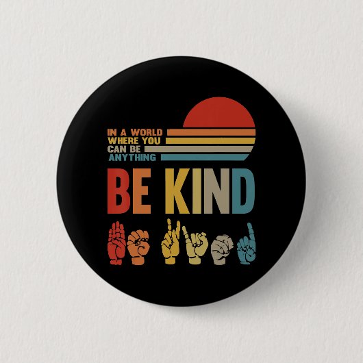 何でもできる世界に親切にサインする 缶バッジ (正面)