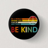 何でもやさしい世界 缶バッジ (正面)