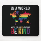 何でも親切にできる世界で マウスパッド (正面)