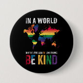 何でも親切にできる世界で 缶バッジ (正面)