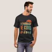 何でも親切にできる世界で Tシャツ (正面フル)