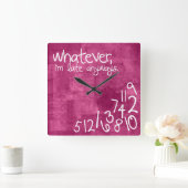 何でも、私はとにかく遅れている – ホットピンク スクエア壁時計 (ホーム)