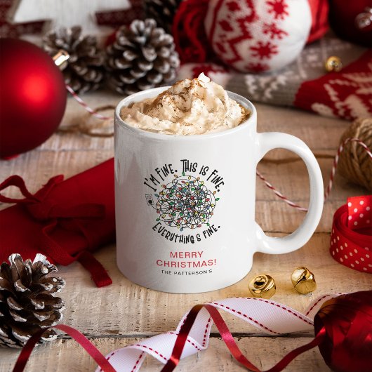「何とかやっている」クリスマスジョーク コーヒーマグカップ