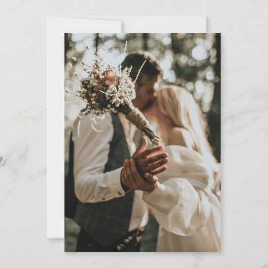 何にもこだわらず、ただ愛を大切にしたカジュアルなユーカリのウェディング 招待状 (裏面)