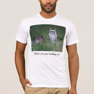 何に見ていますか。 アライグマのTシャツ Tシャツ