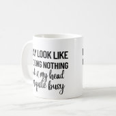 何もしていないように見えるかもしれない コーヒーマグカップ (正面左)