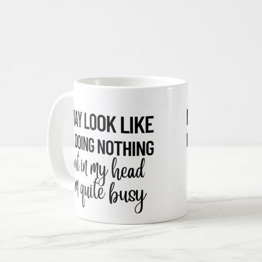 何もしていないように見えるかもしれない コーヒーマグカップ (正面左)