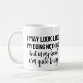 何もしていないように見えるかもしれない コーヒーマグカップ (左)