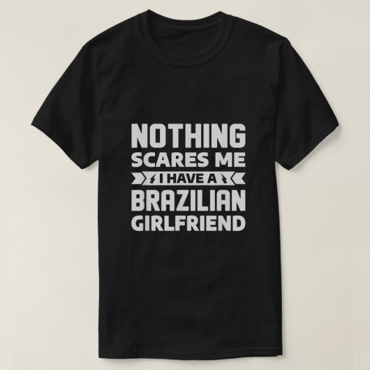 何も怖くないブラジル人のガールフレンドを持っている Tシャツ (デザイン正面)