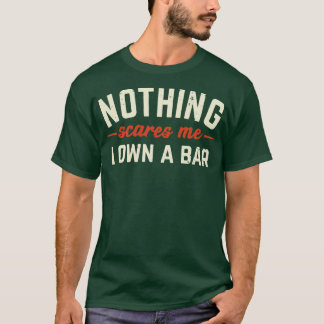 何も私はバーの所有者のギフトを所有おもしろいする怖くない Tシャツ