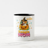 何も私はビーグル犬ママ魔女の帽子を怖がらせる ツートーンマグカップ (中央)