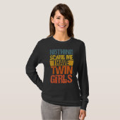 何も私は双子の女の子ツインママパパを持っている Tシャツ (正面フル)